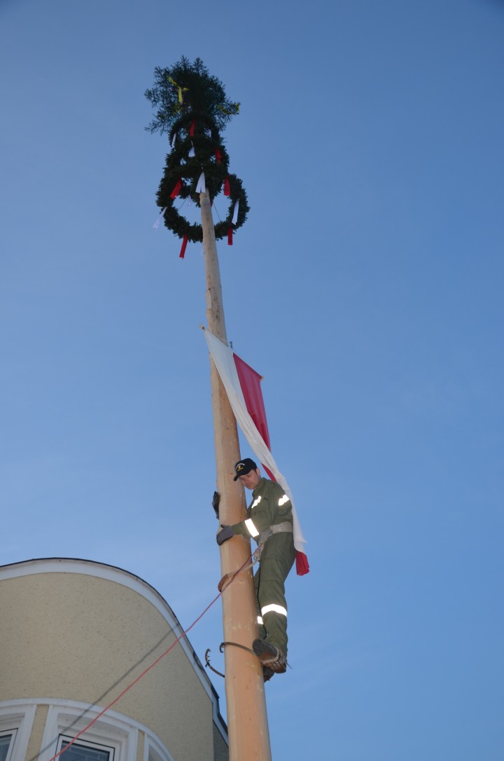 Maibaum aufstellen in Peilstein