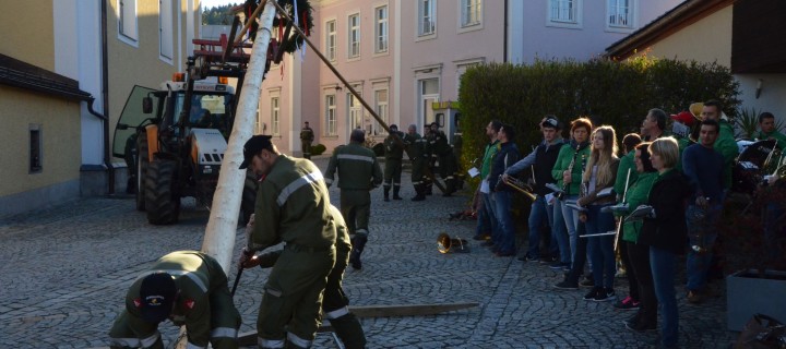 Maibaum aufgestellt