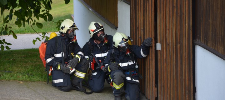 neuen Löschwasserbehälter in Flatting beübt