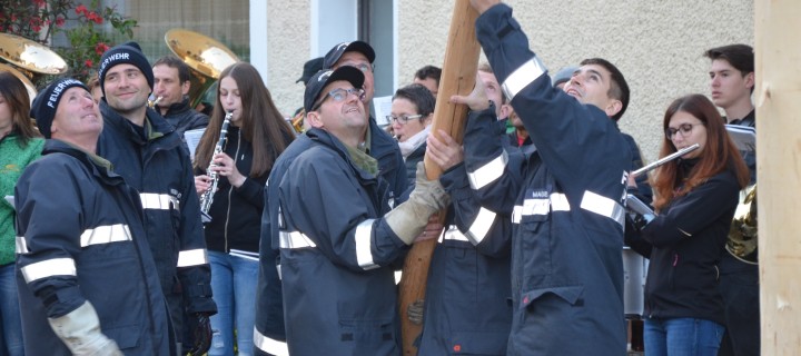 Wenn der Maibaum wieder am Dorfplatz steht…