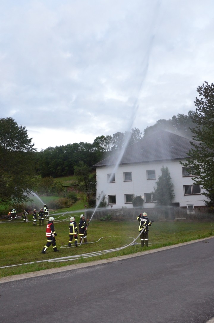 Brand landwirtschaftliches Gebäude bei Herbstübung