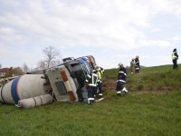 Betonmischwagen umgestürzt