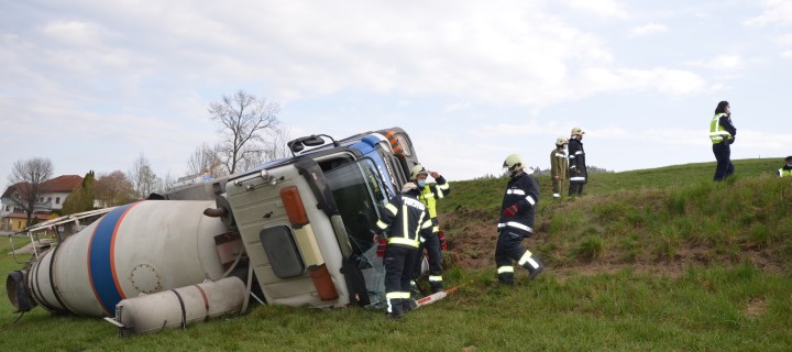 Betonmischwagen umgestürzt