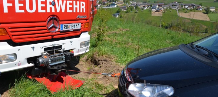 PKW aus steiler Böschung geborgen