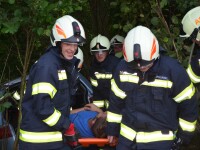 Verkehrsunfall in schwer zugänglichem Gelände geübt