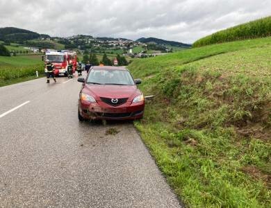 Aufräumarbeiten nach Verkehrsunfall