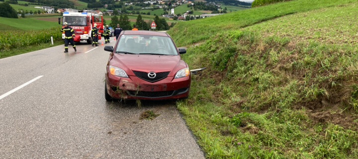 Aufräumarbeiten nach Verkehrsunfall