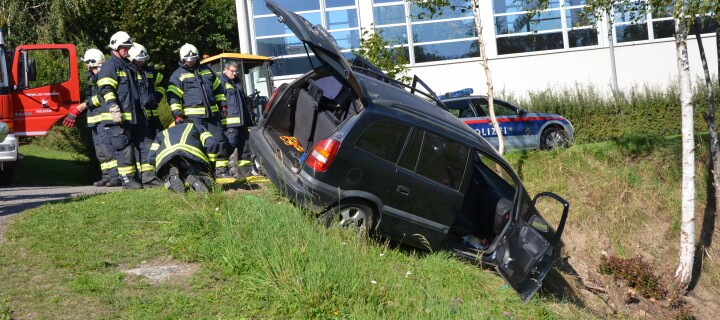 Fluchtwagen von Straße abgekommen