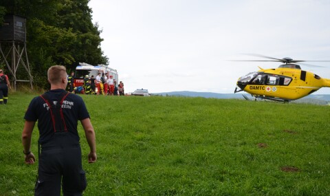 verletzter Radfahrer aus Waldstück geborgen