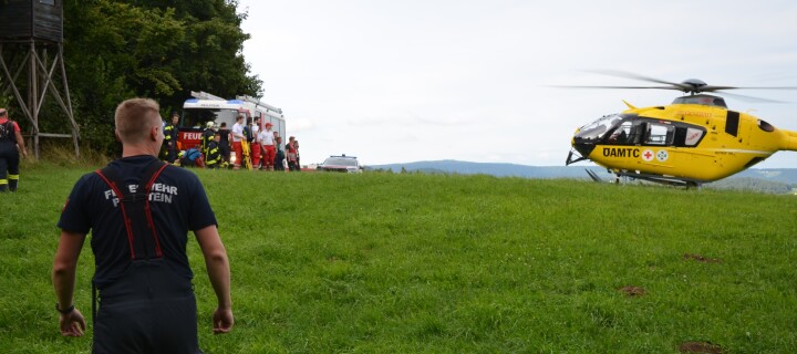 verletzter Radfahrer aus Waldstück geborgen