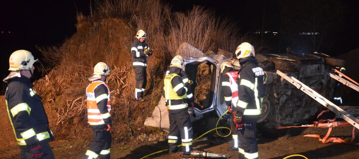 Verkehrsunfall mit eingeklemmter Person
