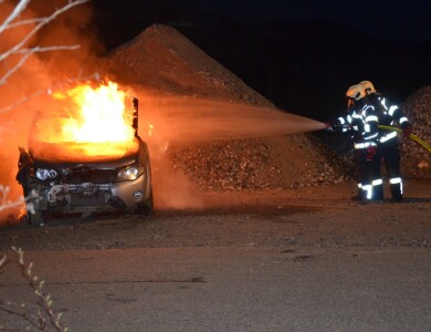 Fahrzeugbrand als Herausforderung bei Monatsübung