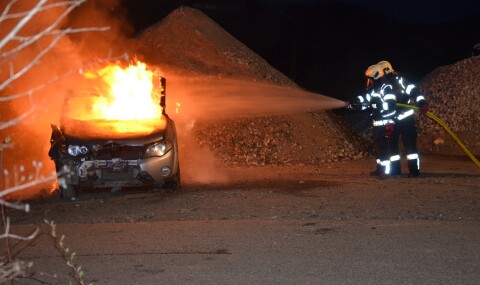 Fahrzeugbrand als Herausforderung bei Monatsübung