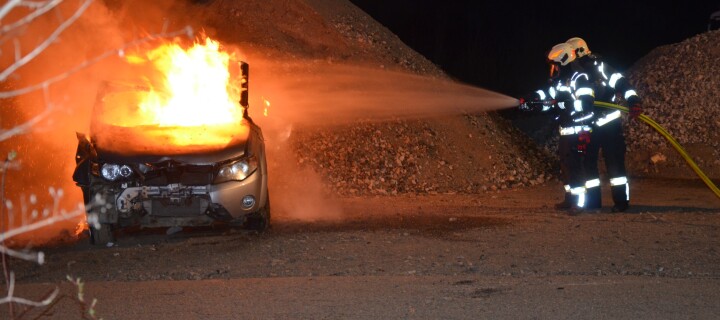 Fahrzeugbrand als Herausforderung bei Monatsübung