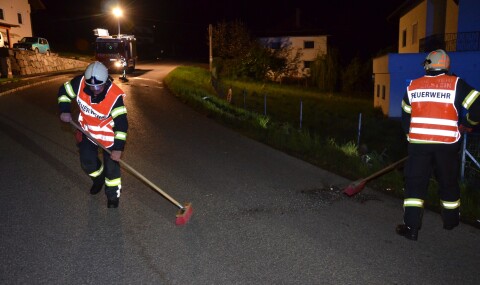 Aufräumarbeiten nach Verkehrsunfall