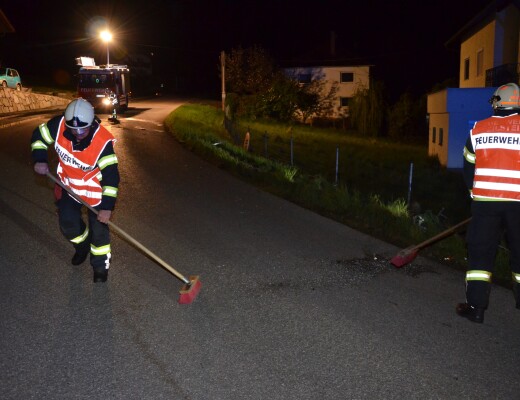 Aufräumarbeiten nach Verkehrsunfall