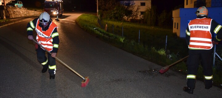 Aufräumarbeiten nach Verkehrsunfall