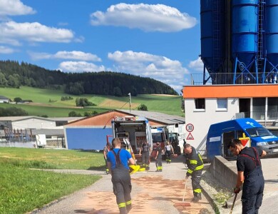 LKW verursacht Ölspur auf Firmengelände