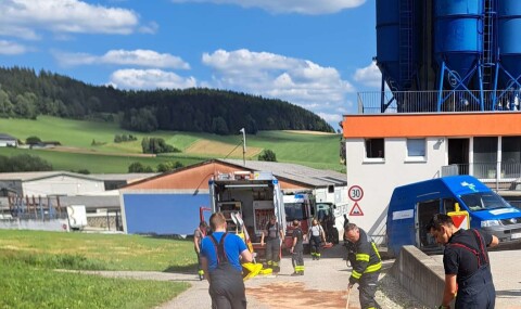 LKW verursacht Ölspur auf Firmengelände