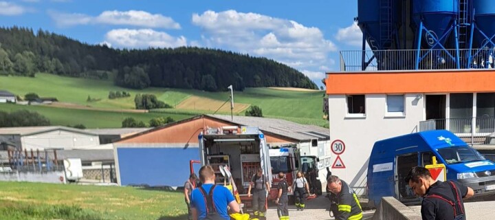 LKW verursacht Ölspur auf Firmengelände