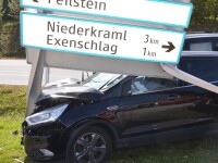 Aufräumarbeiten nach Verkehrsunfall bei Feuerwehrhaus