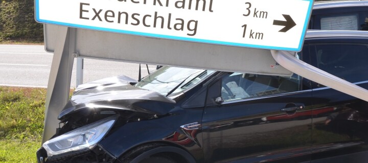 Aufräumarbeiten bei Verkehrsunfall bei Feuerwehrhaus